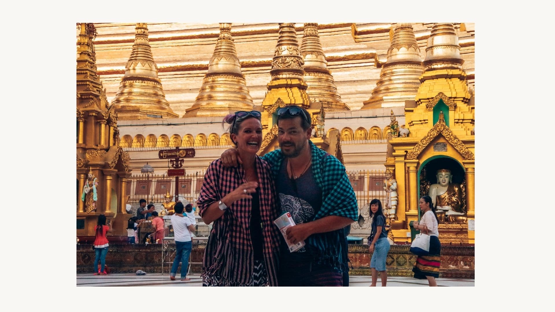 couple devant la pagode Shwedagon à Yangon