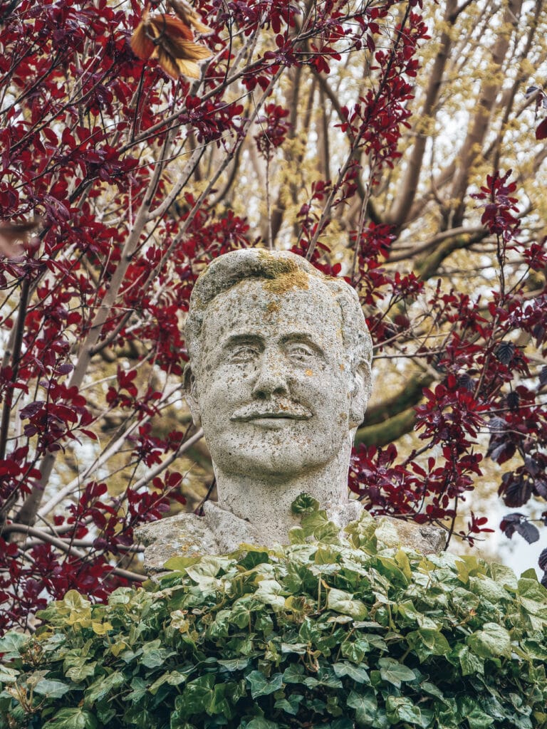 tête sculptée du jardin des personnalités Alphonse Allais