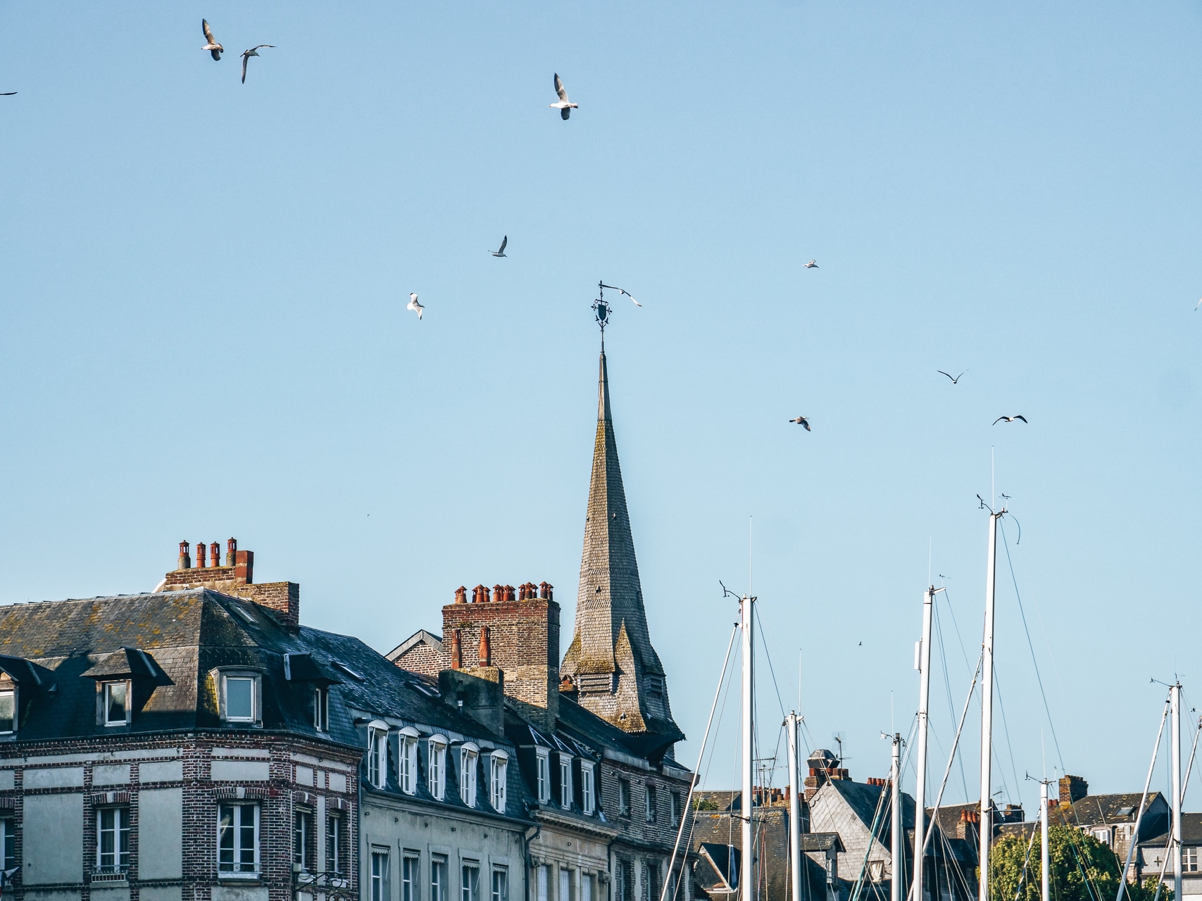 toit et mat de bateaux à la ville touristique Honfleur un week end en Normandie