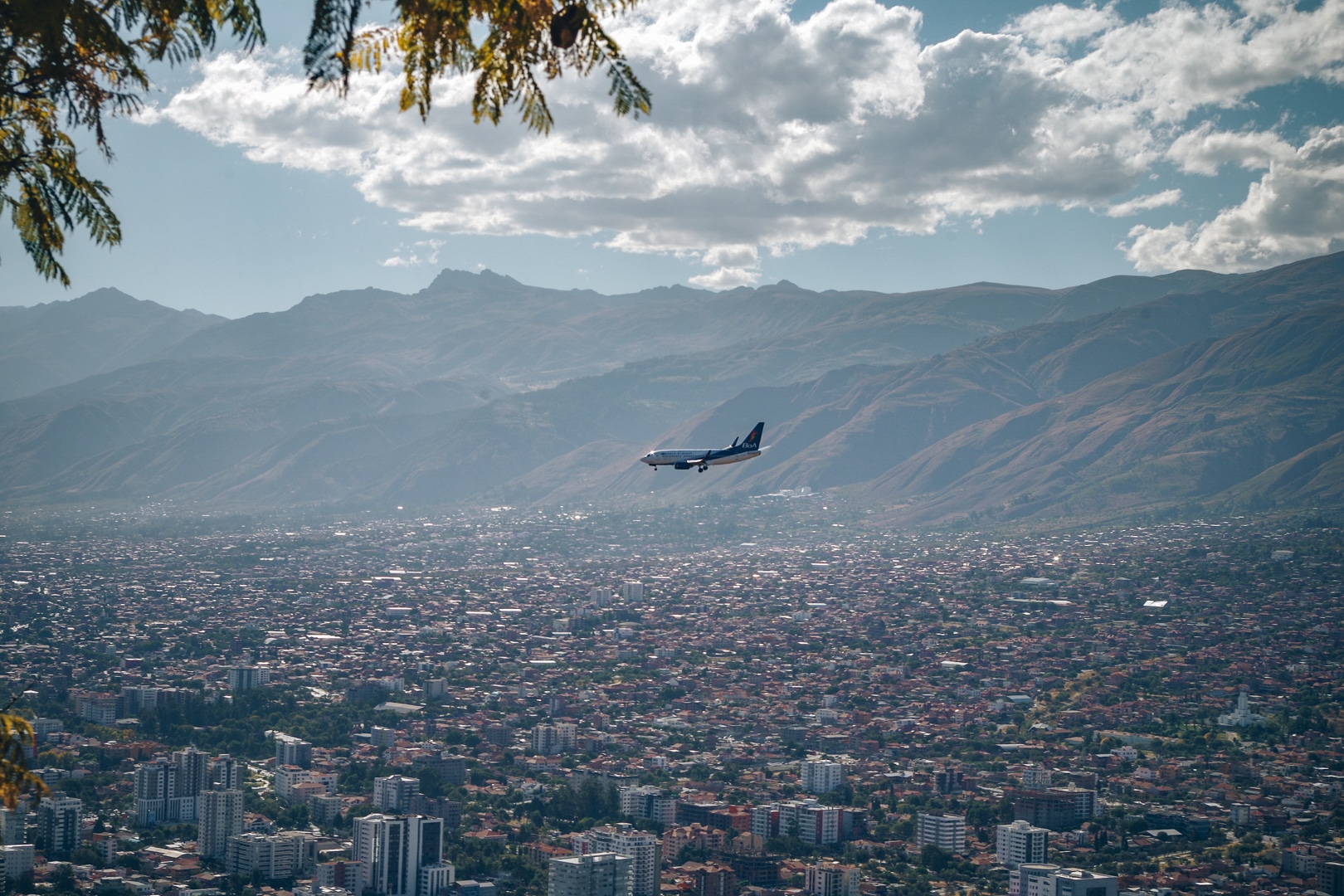 compagnie aérienne Boa au dessus de la ville de Cochabamba préparer voyage Bolivie avion 