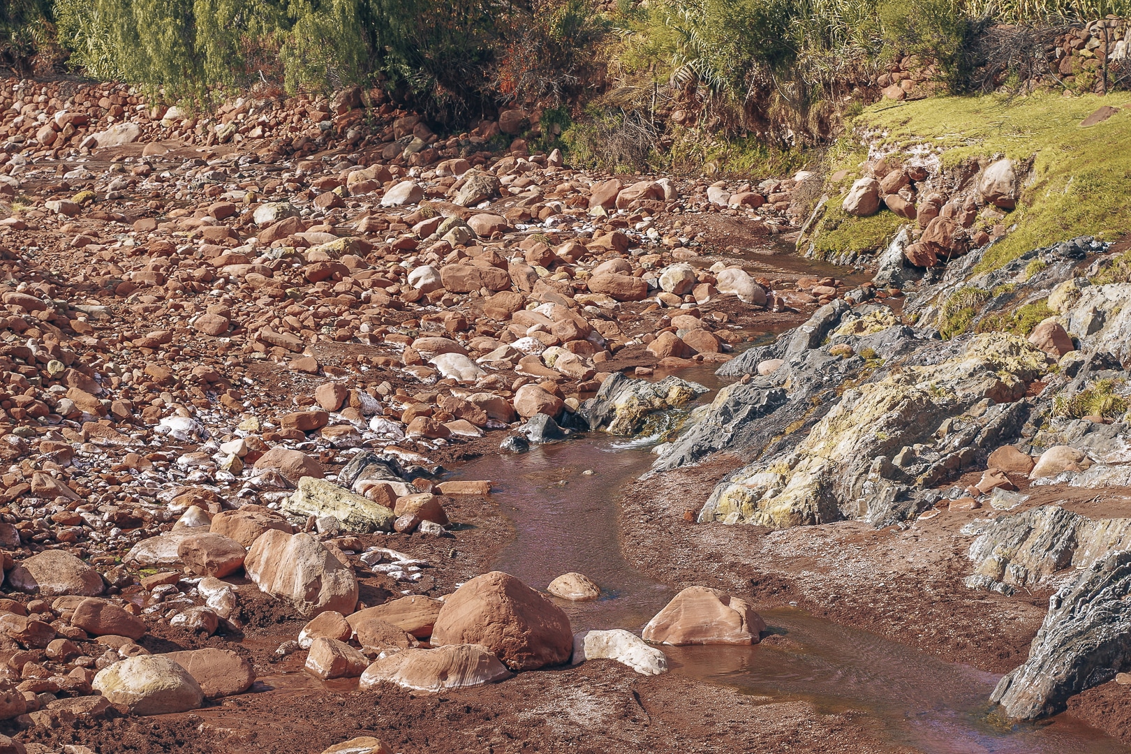 cours d'eau et sentier de randonnée à travers les villages Jalq'a en Bolivie
