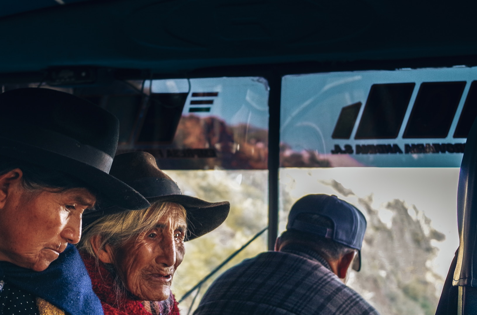 portrait femme bolivienne dans un bus carril