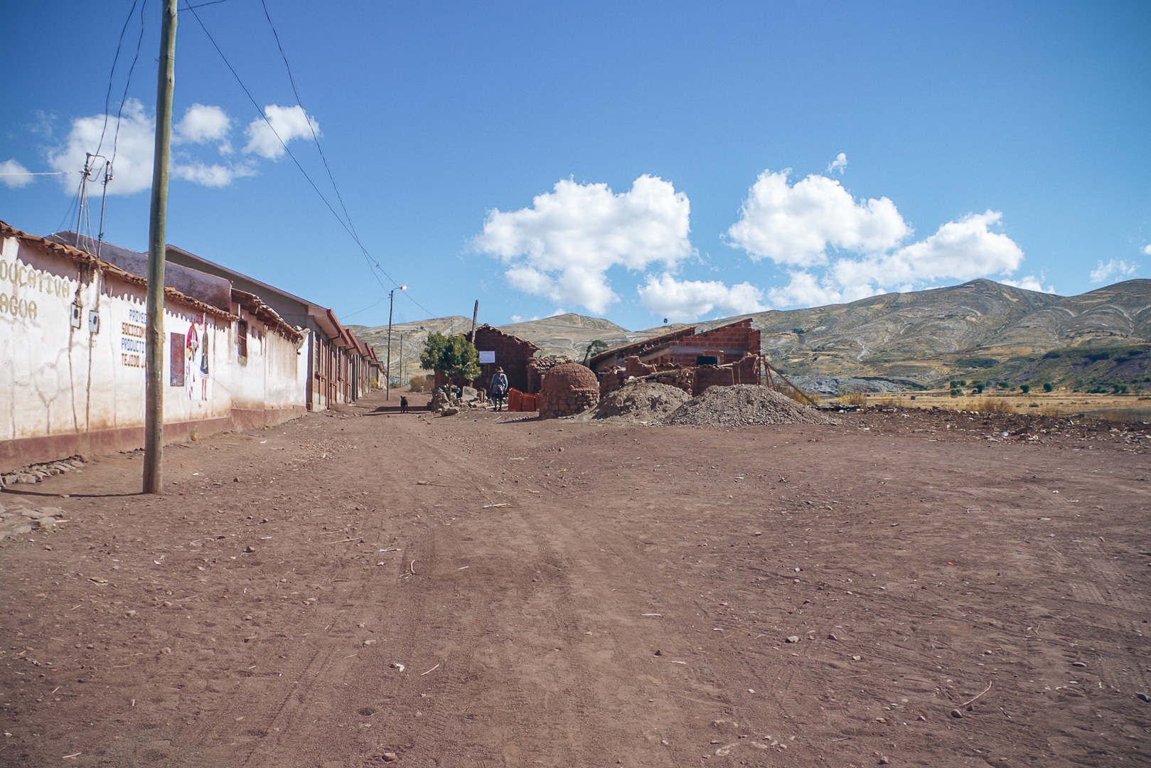 rue de Maragua et centre communautaire village Jalq'a Bolivie