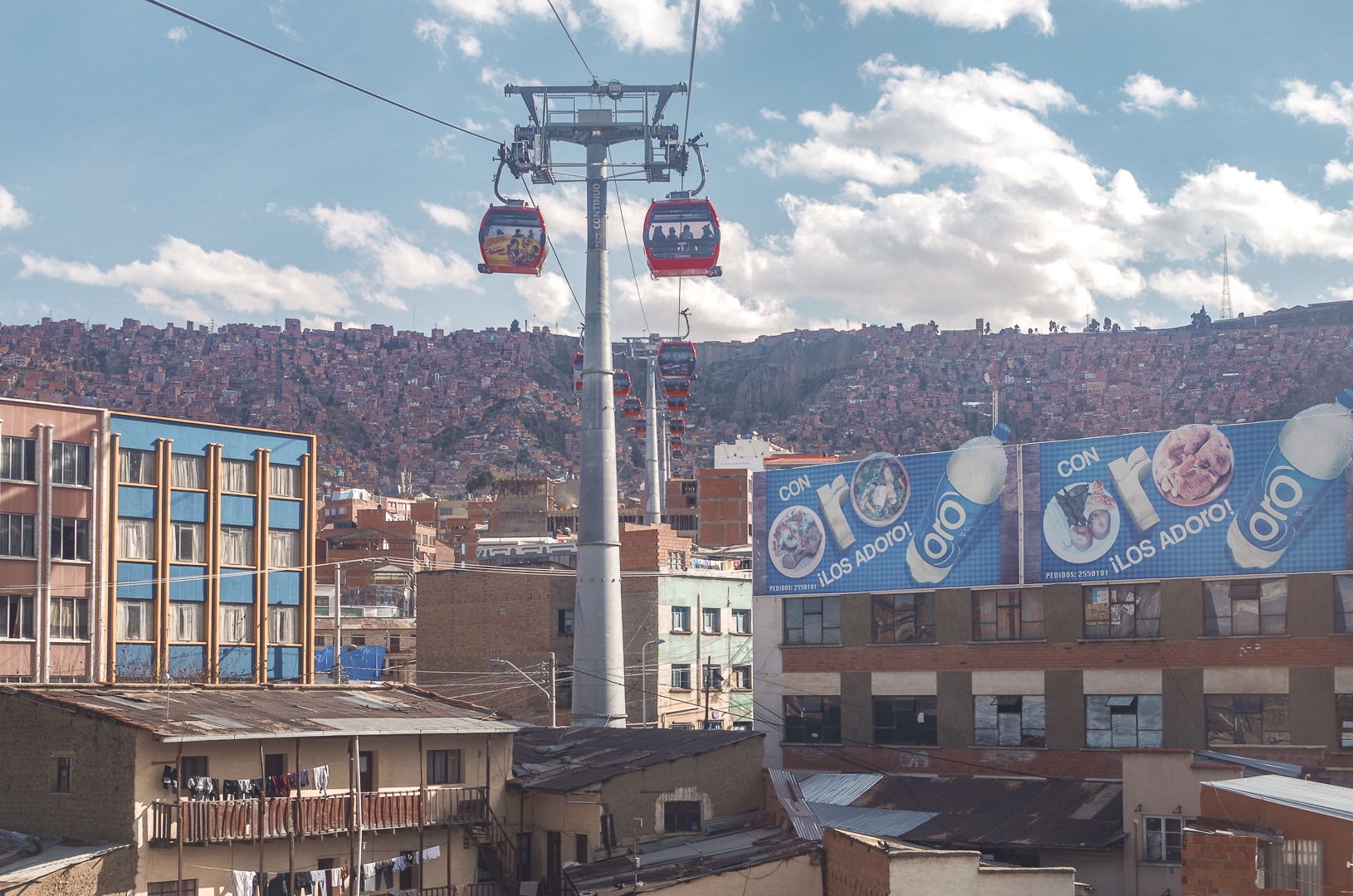 ligne rouge du téléphérique de la Paz en Bolivie moyen de transport en Bolivie direction el alto