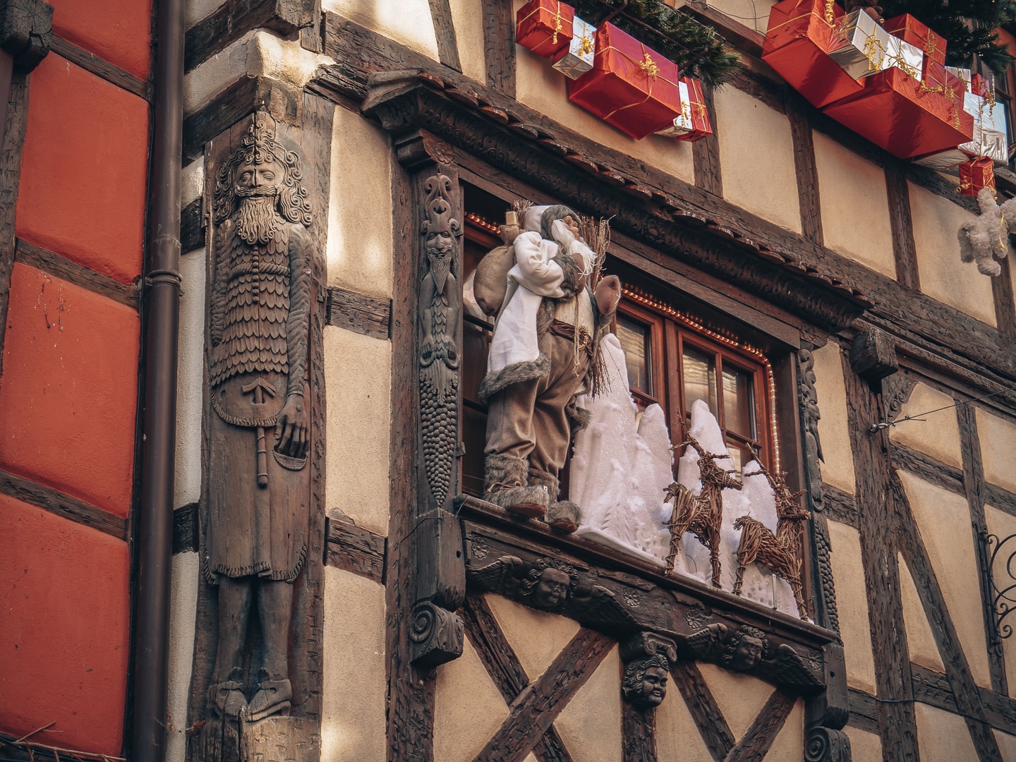 sculpture en bois façade de Riquewihr village alsacien authentique