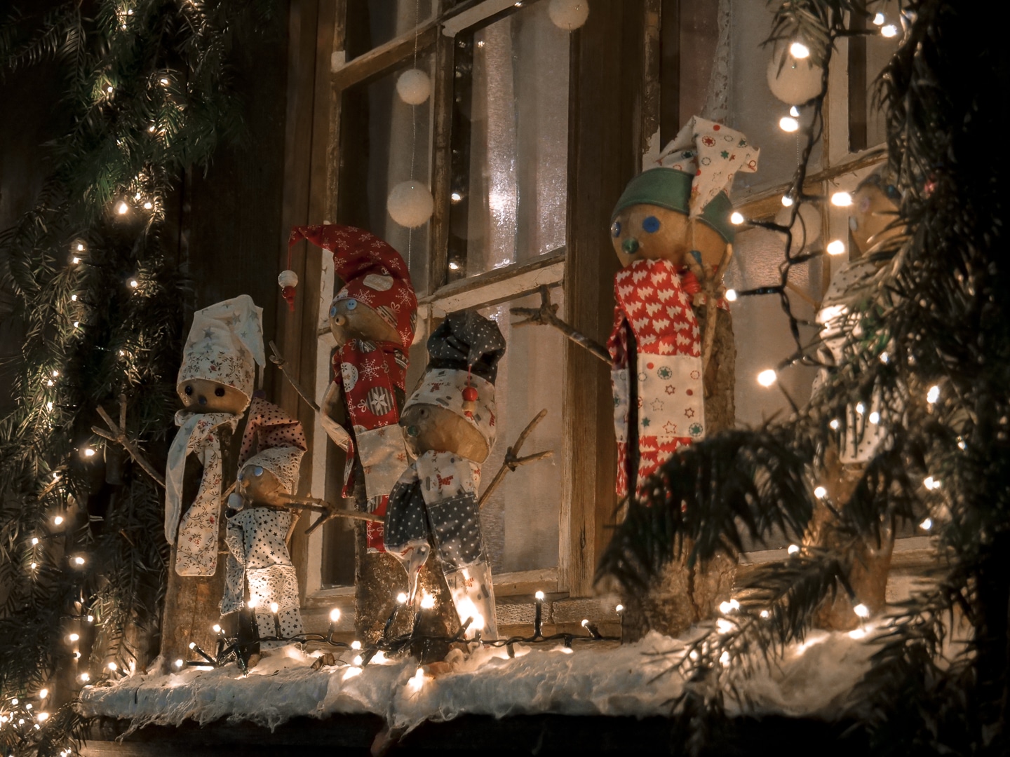 décoration de Noël de Riquewihr la nuit quels marchés de Noël visiter en Alsace