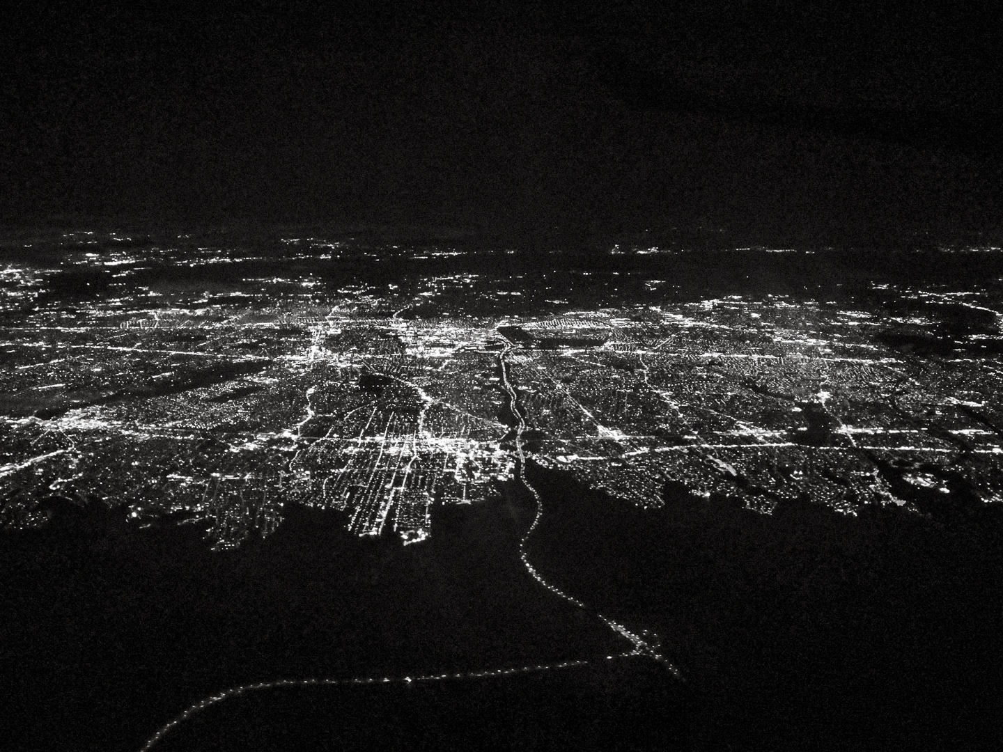 vue aérienne de New York la nuit NYC by night venir à NYC en avion