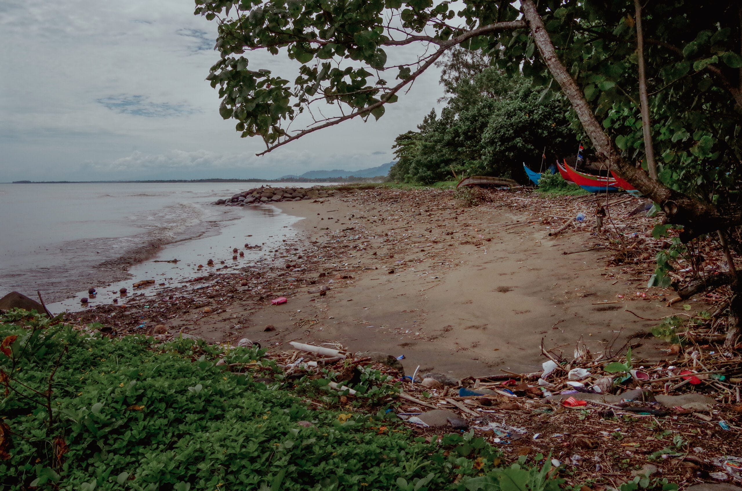 plage de Padang pollution Indonésie voyager responsable