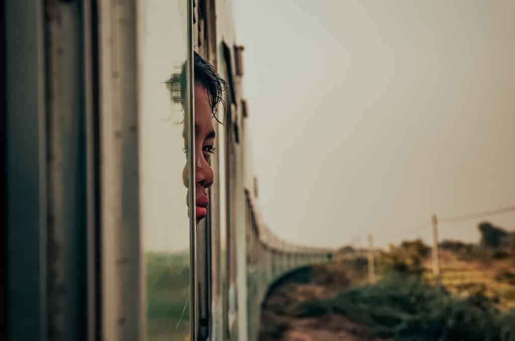 portrait d'un enfant dans un train au Myanmar voyager en train Myanmar blog voyage