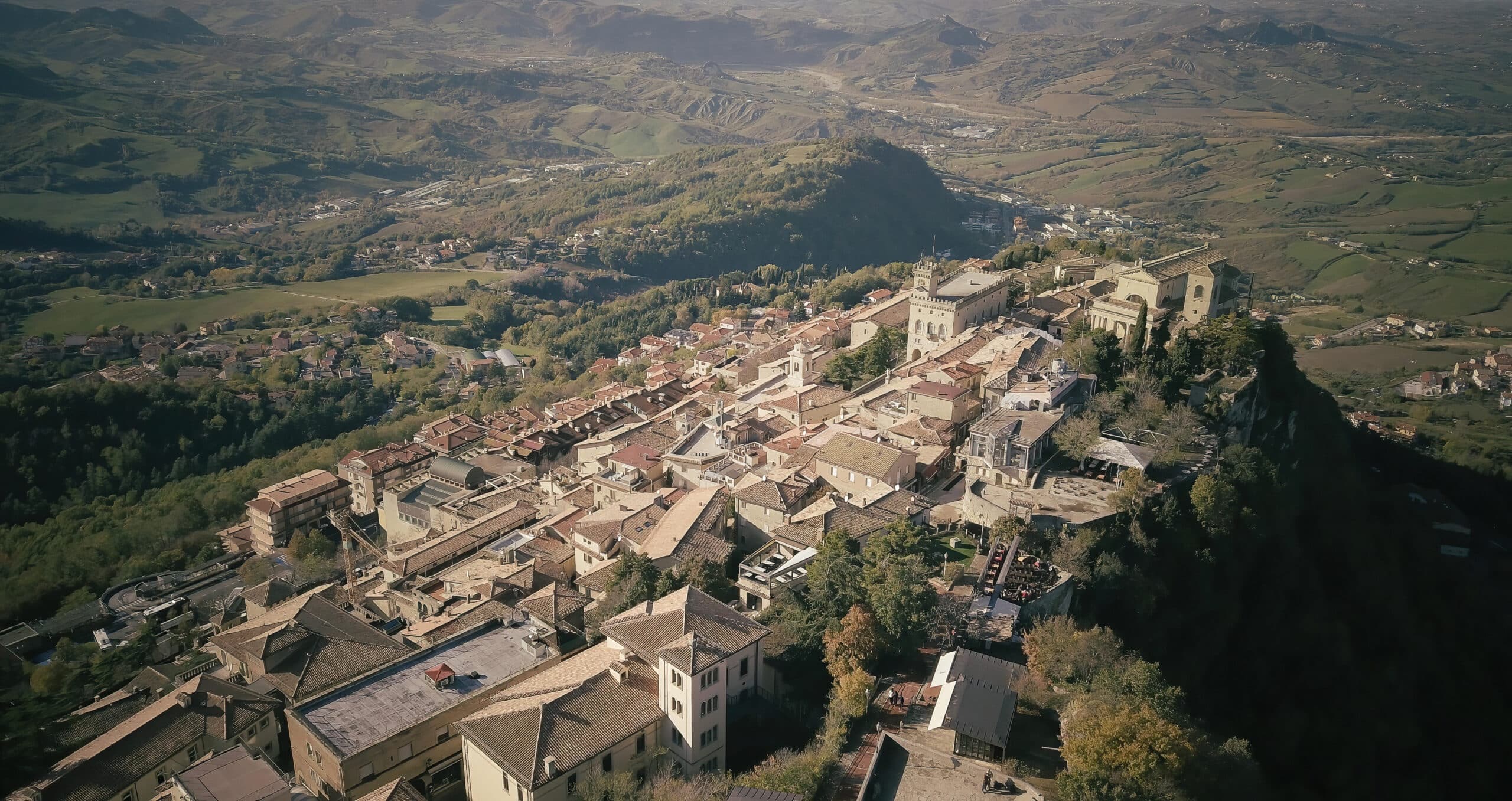 vue citadelle saint marin en drone unesco Italie